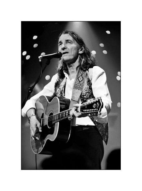 Performing portrait of Roger Hodgson 
